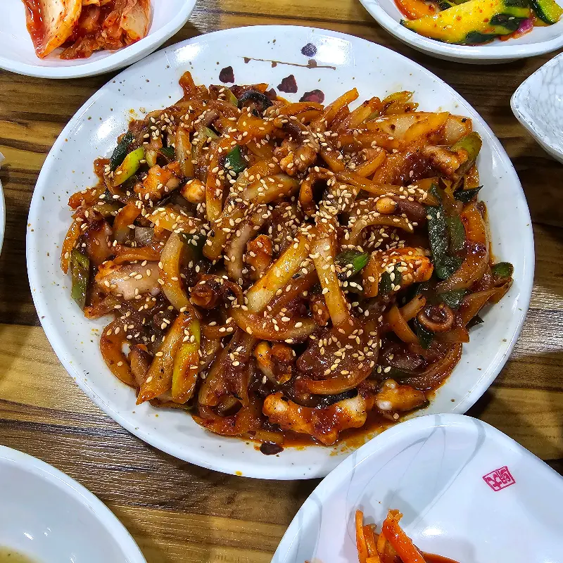 윤기가 흐르는 낙지볶음