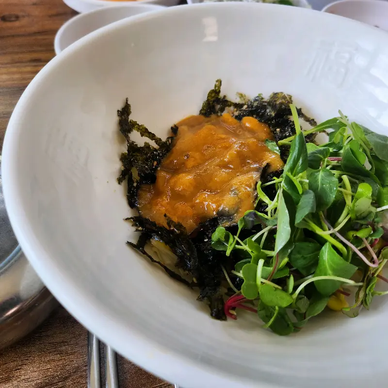 신선한 성게알이 듬뿍 들어간 성게알 비빔밥