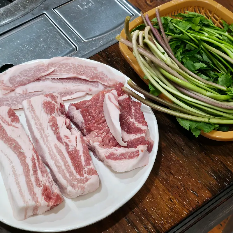 싱싱한 삼겹살과 곁들임 채소