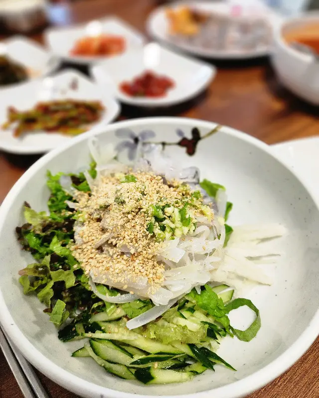 싱싱한 해산물과 채소의 조화