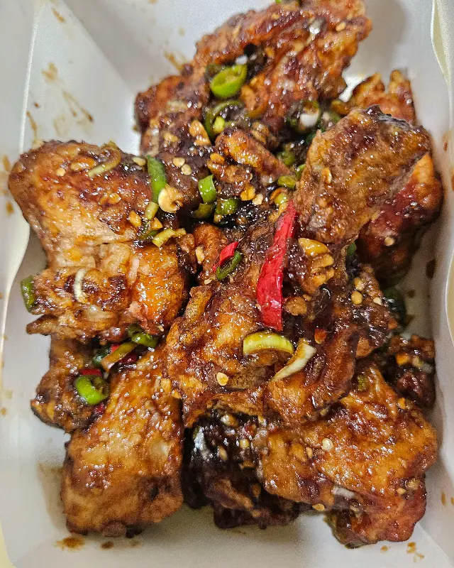 윤기 좔좔 흐르는 맛초킹 치킨