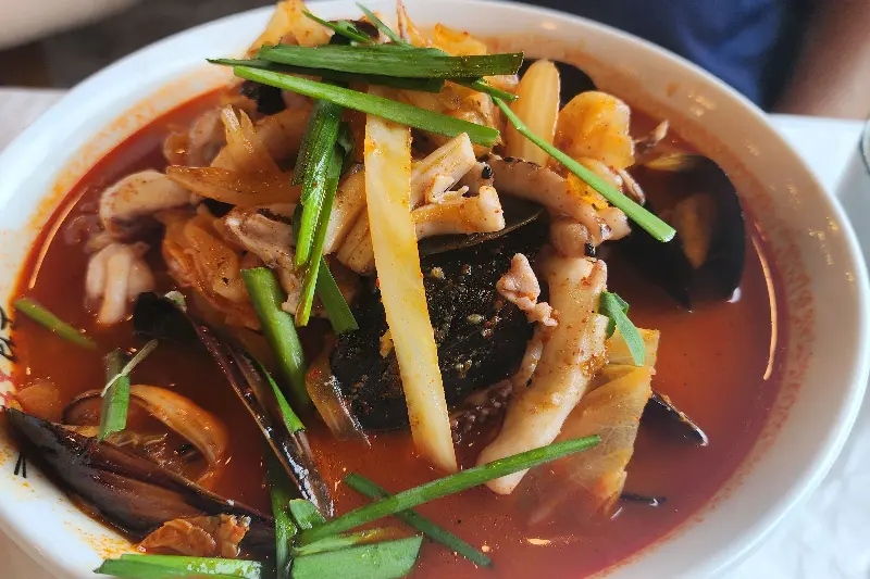 푸짐한 해산물이 인상적인 짬뽕