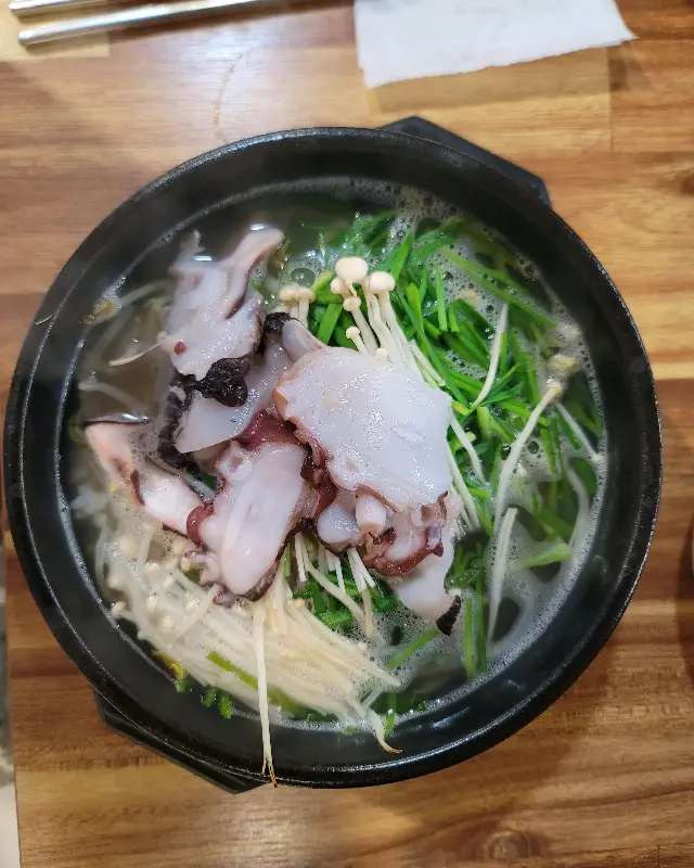 문어와 채소가 올려진 문어국밥
