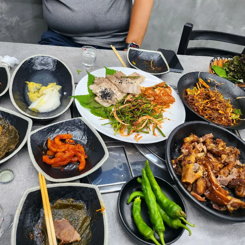 푸짐하게 차려진 족발 한 상