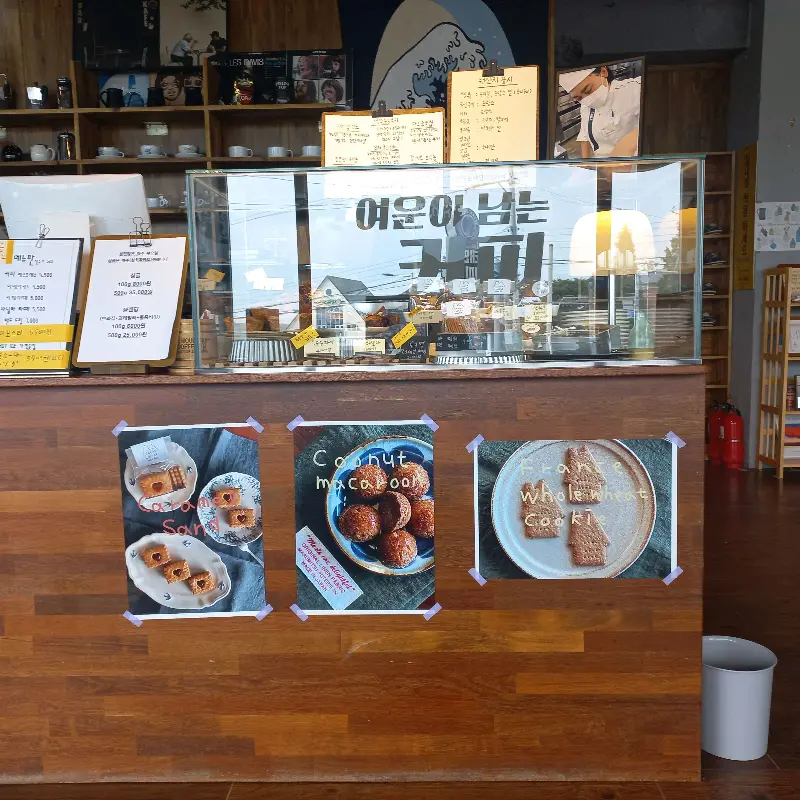 다양한 디저트가 진열된 쇼케이스