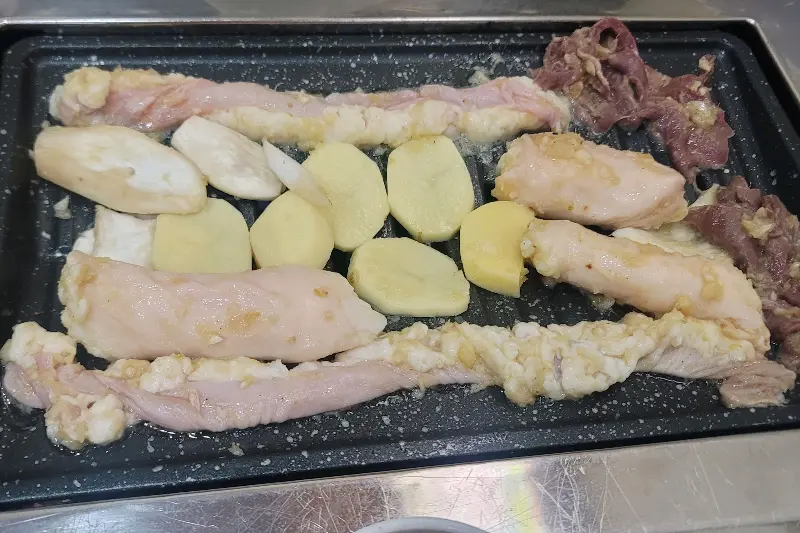 불판 위에서 익어가는 곱창과 대창