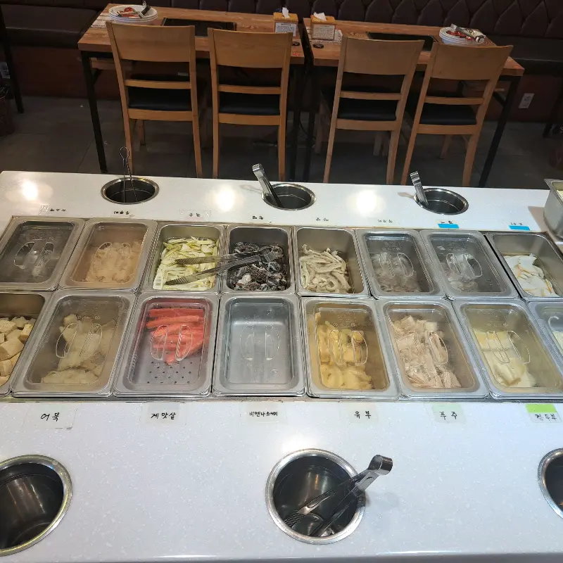 다양한 훠궈 재료가 준비된 샐러드바