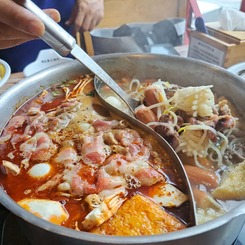 홍탕과 백탕이 나란히 담긴 훠궈 냄비