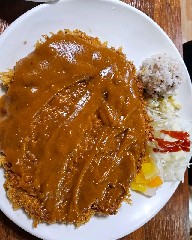 소스가 듬뿍 뿌려진 옛날 돈까스