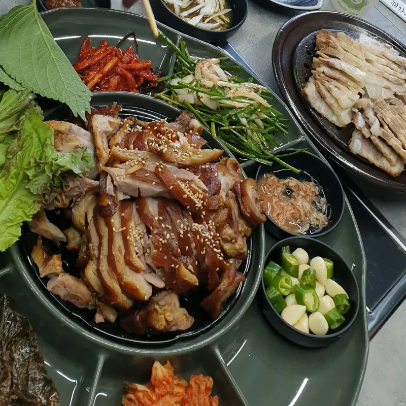 윤기가 좔좔 흐르는 족발과 불족발 반반 메뉴