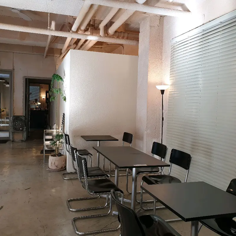 모던하고 깔끔한 위알커피 내부