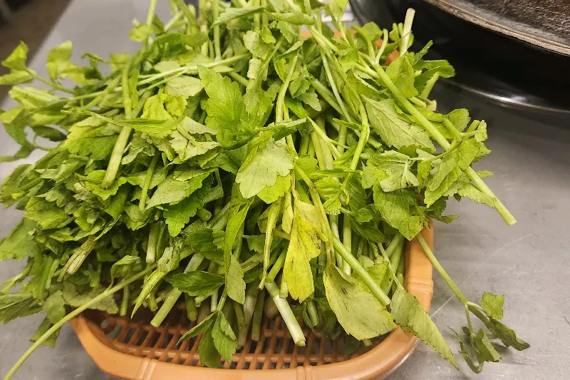 솥뚜껑에 삼겹살과 김치가 구워지는 모습