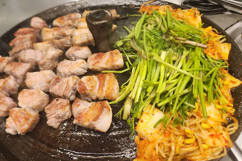 삼겹살과 김치, 콩나물이 익어가는 모습