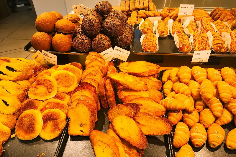 다양한 종류의 빵이 진열된 모습