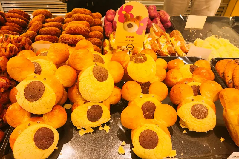 다양한 빵들이 먹음직스럽게 진열되어 있는 모습