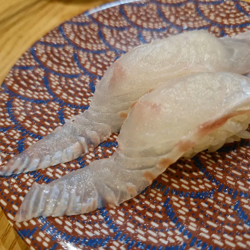 꼬리가 긴 흰살 생선 초밥