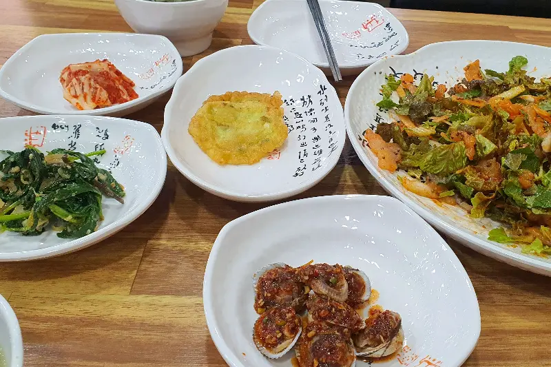 다양한 밑반찬과 회무침