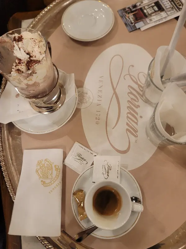 푸른 바다를 배경으로 한 음료