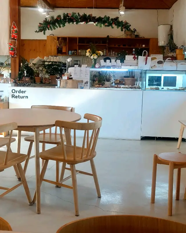 커피와 함께 제공된 휘낭시에