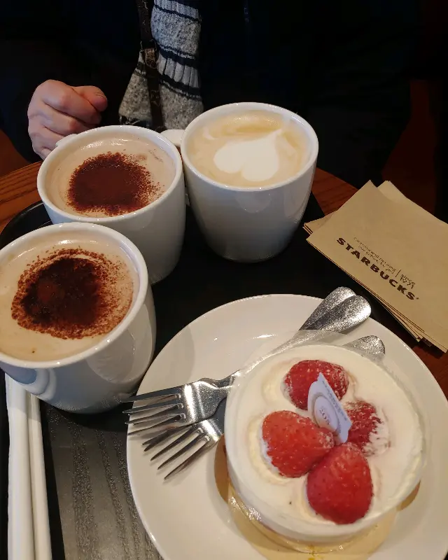 달콤한 디저트와 함께 즐기는 커피