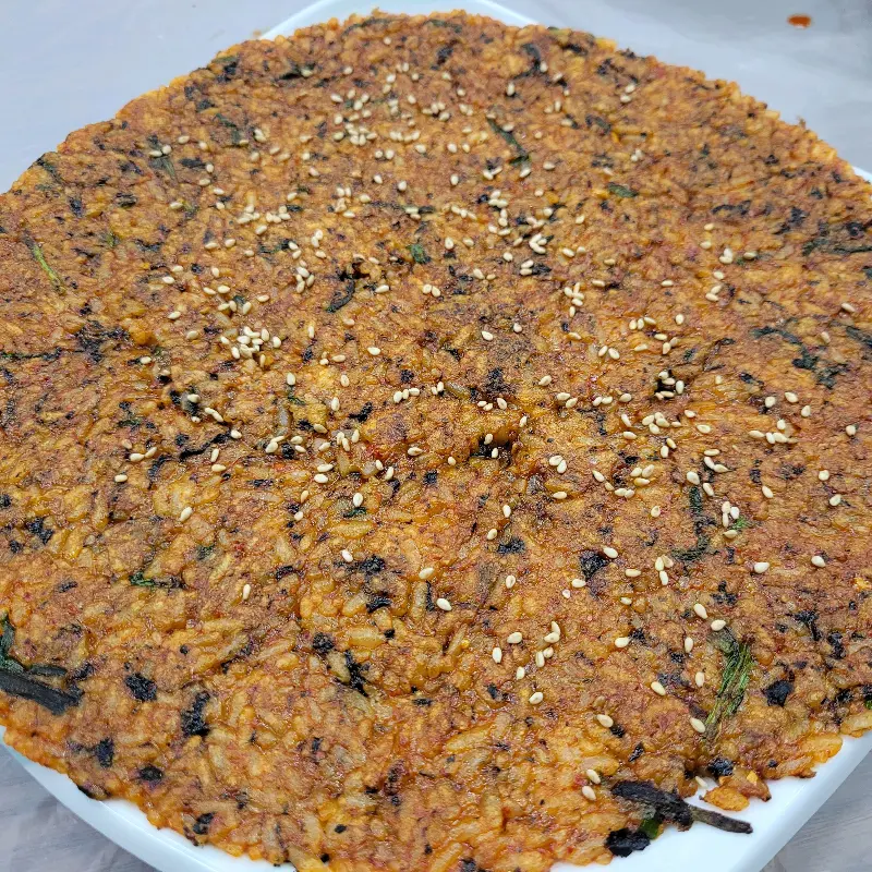 밥전처럼 눌린 볶음밥