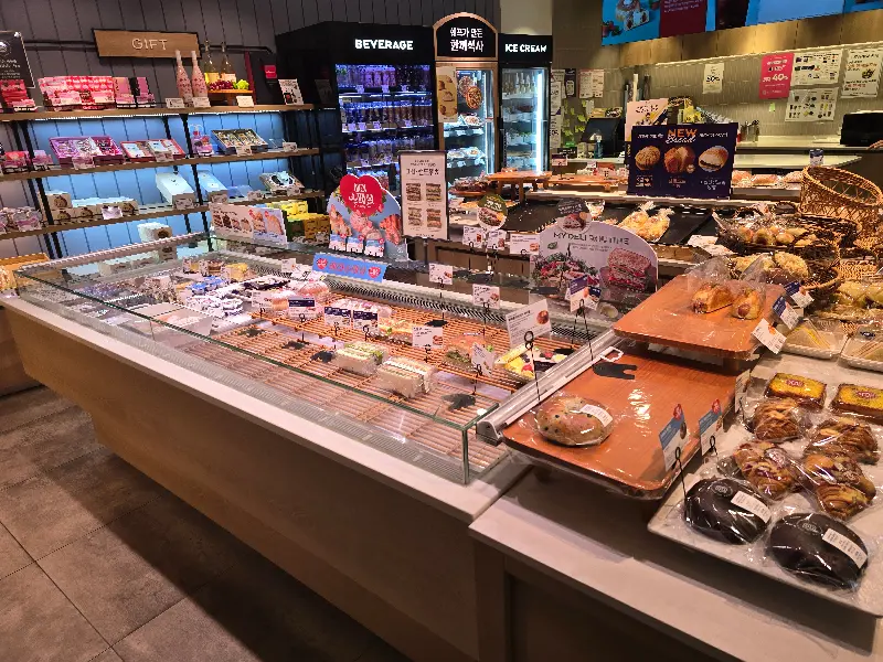 다양한 빵과 케이크가 진열된 모습