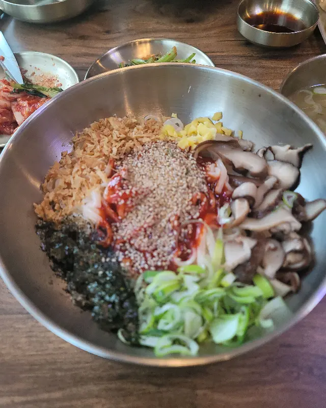 매콤달콤한 비빔칼국수