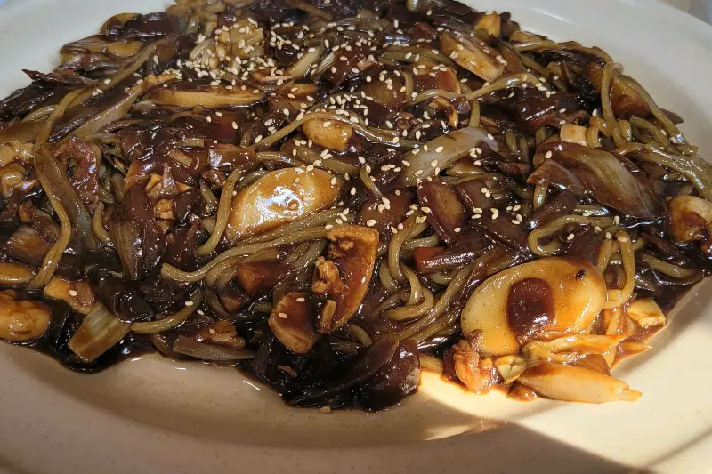 윤기가 흐르는 쟁반짜장의 모습