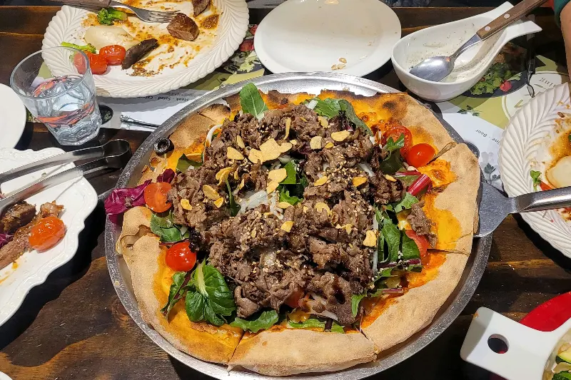 불고기가 듬뿍 올려진 불고기 피자