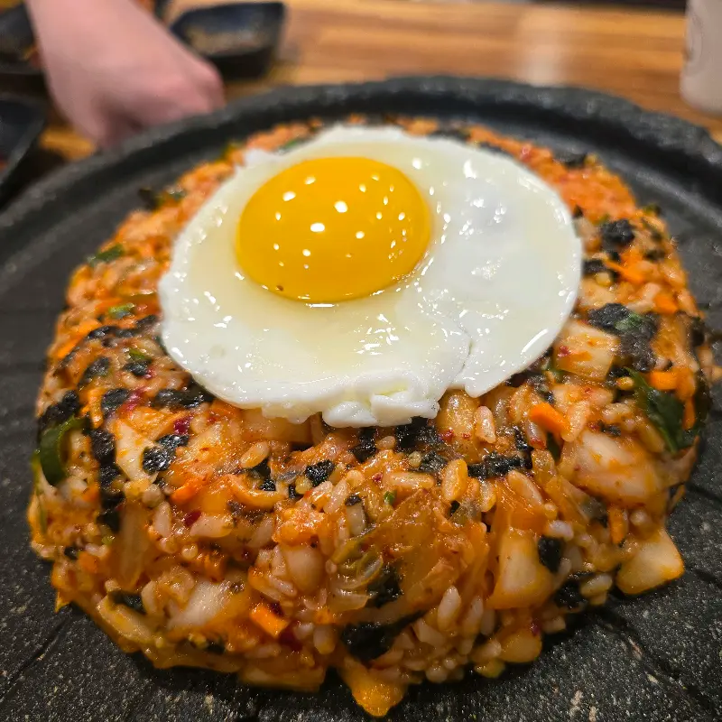 김치볶음밥 위에 계란후라이가 올려져 있는 모습