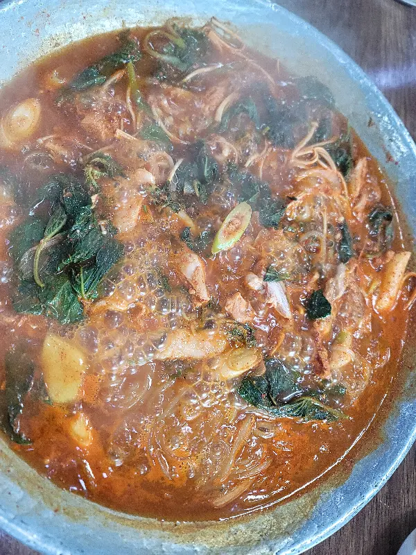 보글보글 끓고 있는 물닭갈비