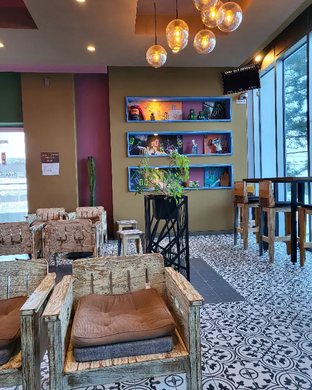 카페 내부의 빈티지한 원목 의자