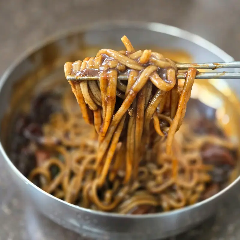 모밀 육수에 면을 담그는 모습