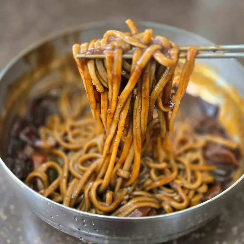 모밀 면을 들어올리는 모습