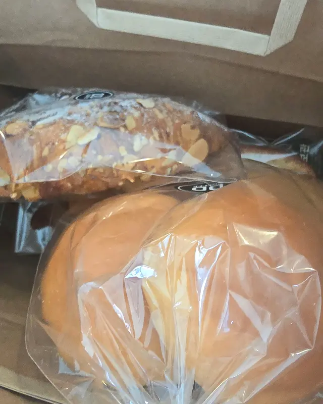 아침 일찍 방문하여 한적한 카페 내부