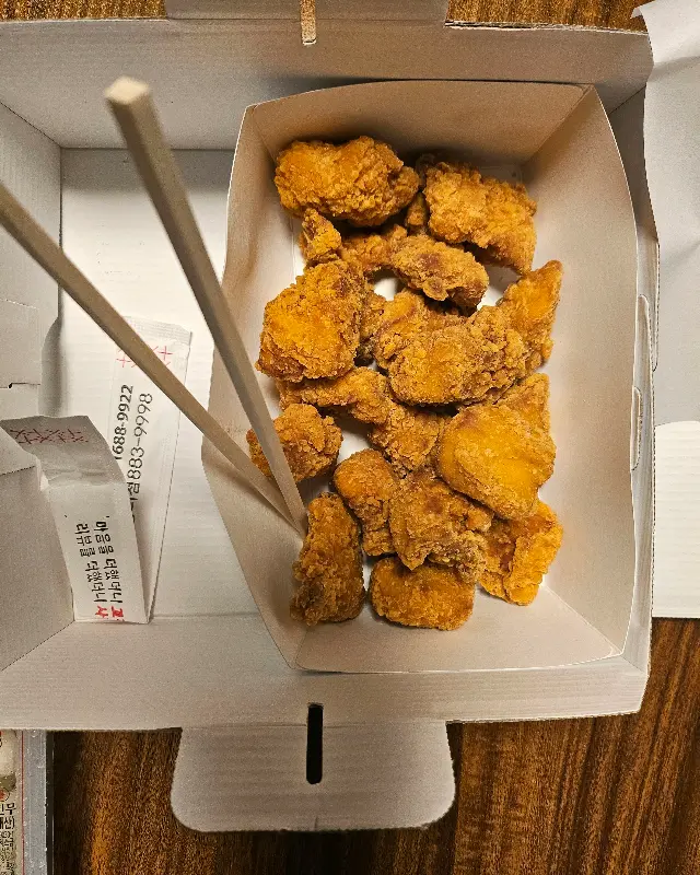 종이 상자에 담긴 닭똥집 튀김