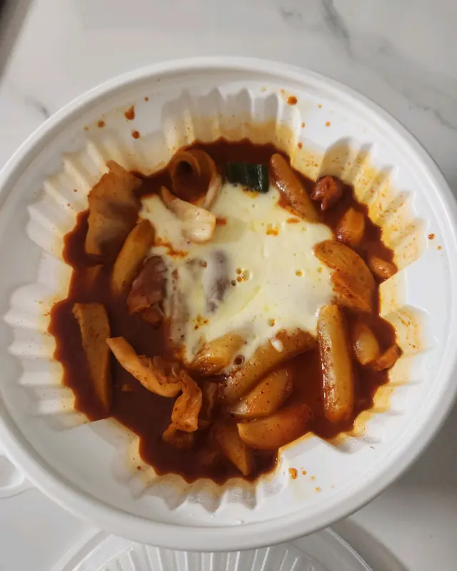 치즈가 듬뿍 올려진 엽기 떡볶이