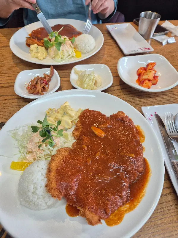 돈까스와 다양한 곁들임 메뉴