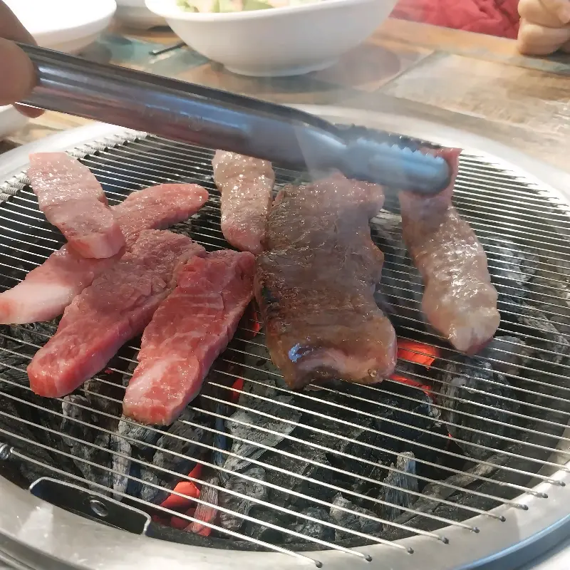 숯불에 구워지는 한우