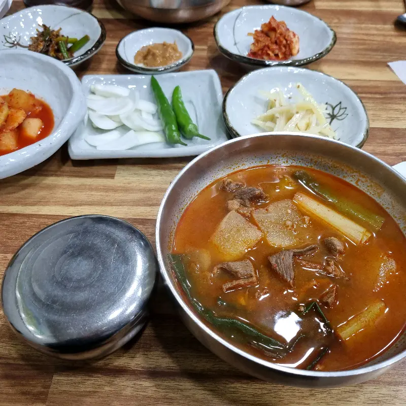 소고기 국밥의 얼큰하고 깊은 국물