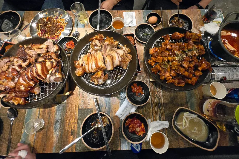 깔끔하게 차려진 족발 한 상