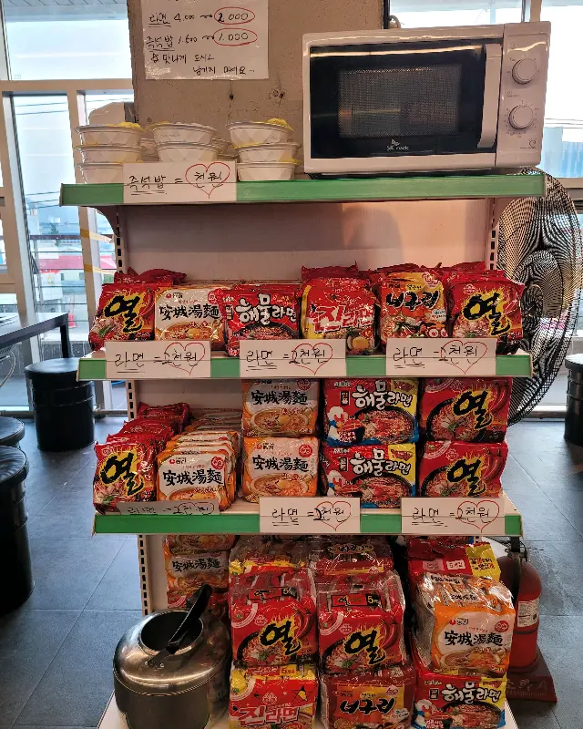 수조에 가득한 싱싱한 조개들