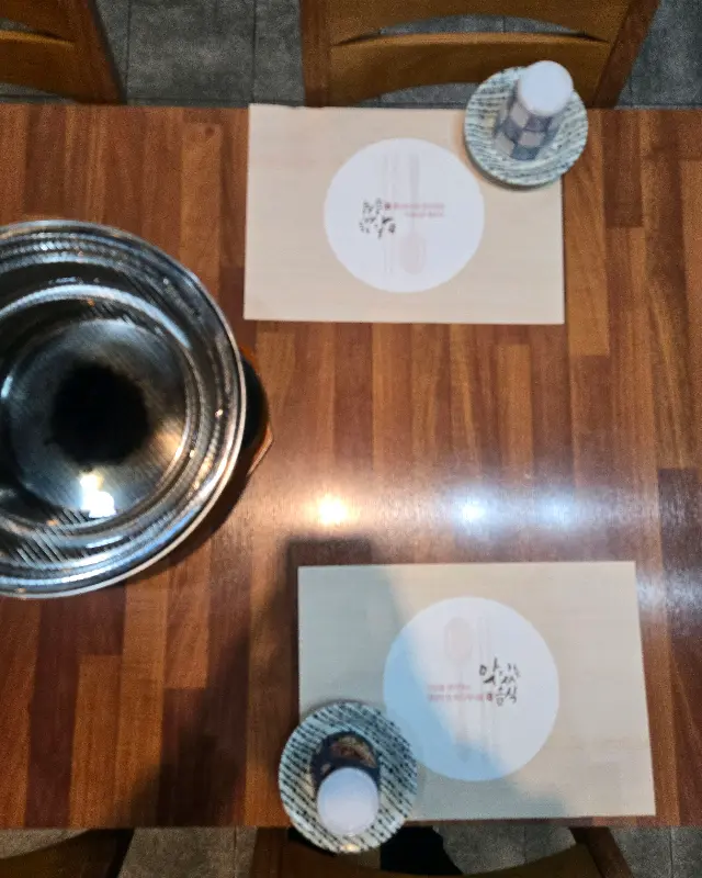 깔끔하게 세팅된 테이블