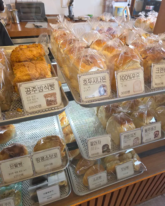 다양한 종류의 식빵이 진열된 모습