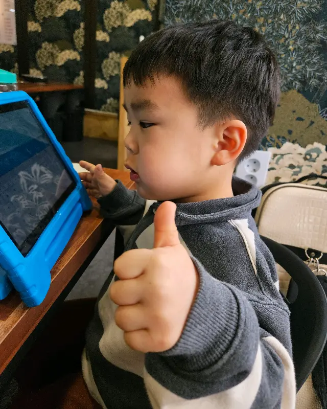 엄지척을 하는 아이