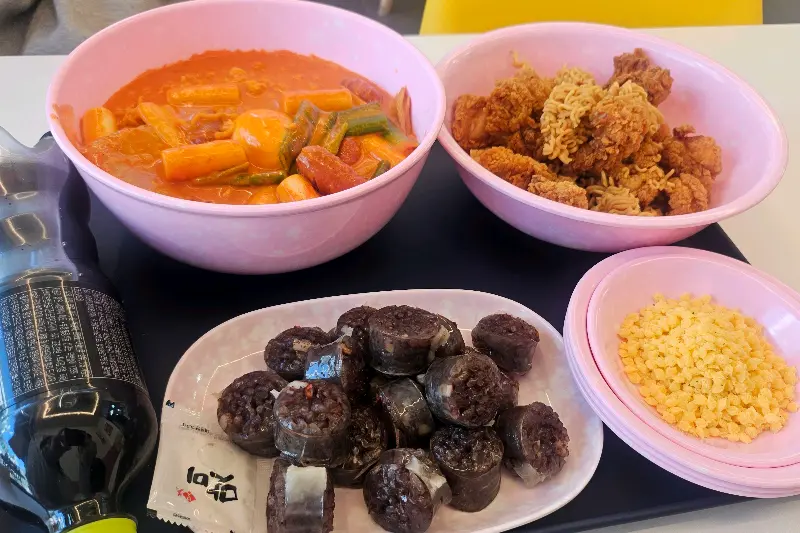 스텔라 떡볶이의 떡볶이, 닭강정, 순대