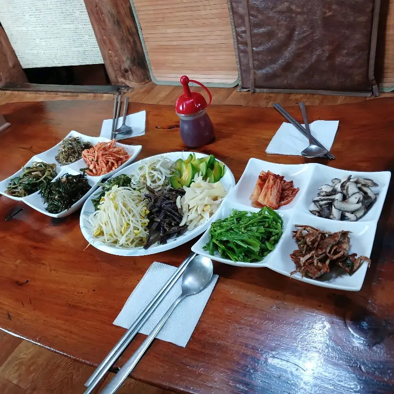 다채로운 나물들이 가득한 보리밥 정식