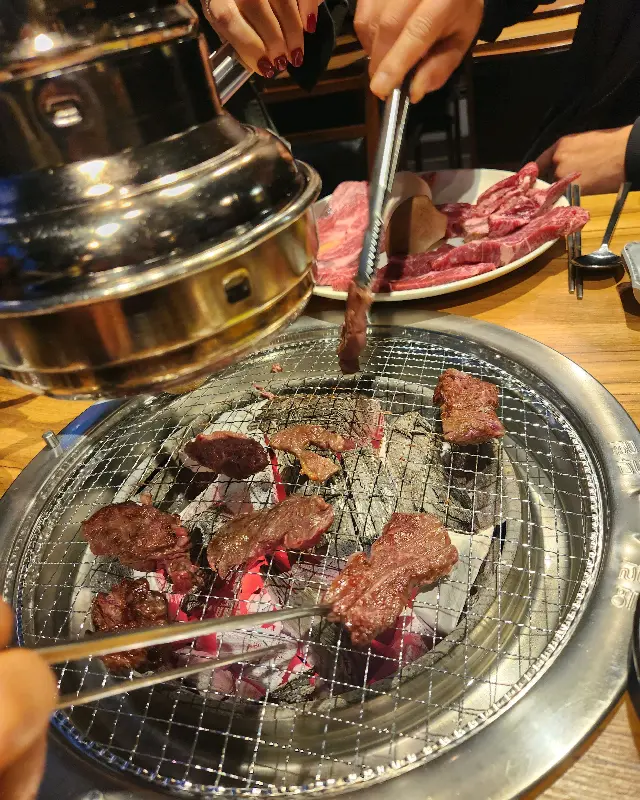 소고기를 굽는 모습