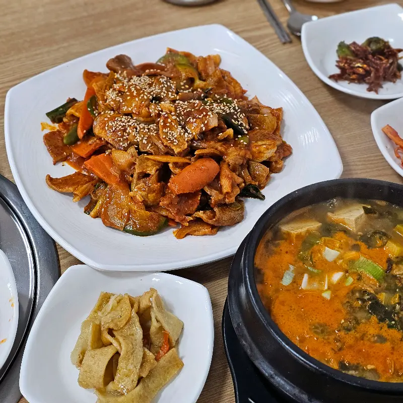 제육볶음과 찌개