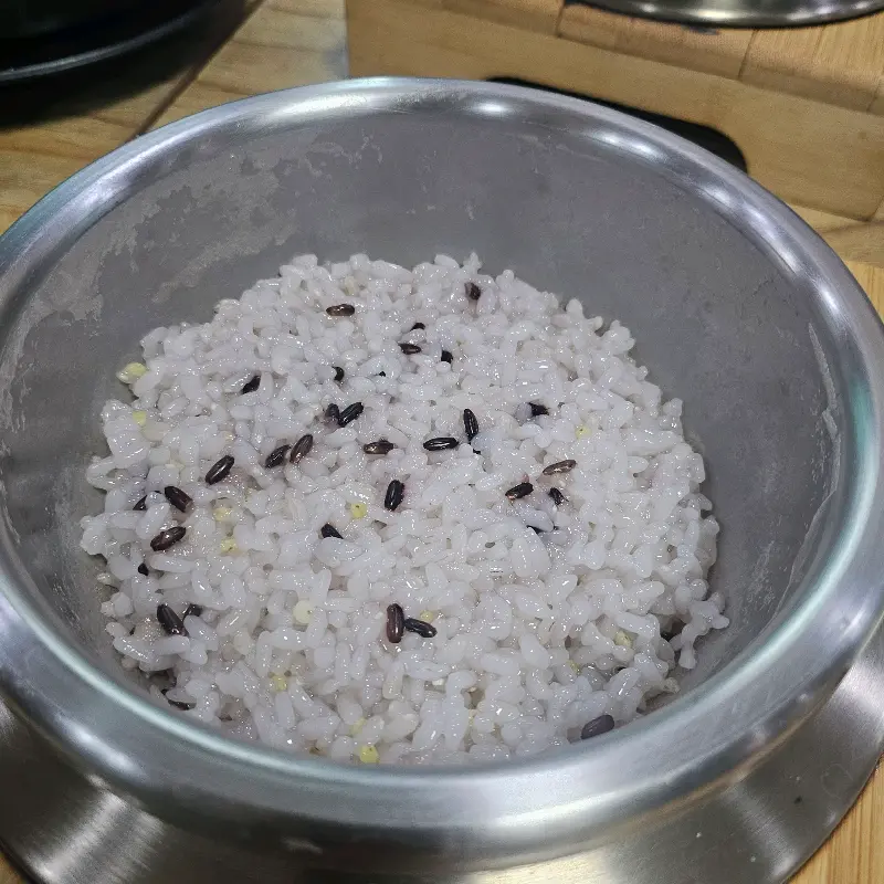 윤기가 흐르는 곤드레 솥밥